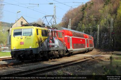 111 024-6 mit der Werbelackierung des ADAC "Für Menschen unterwegs" bei der Einfahrt in Dollnstein (13.04.2014). © Maximilian Fischer, RailSpotter.de