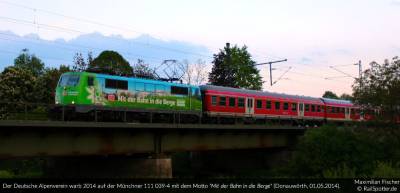111 039-4 mit der Werbelackierung des Deutschen Alpenvereins bei der Einfahrt in Donauwörth (01.05.2014). © Maximilian Fischer, RailSpotter.de