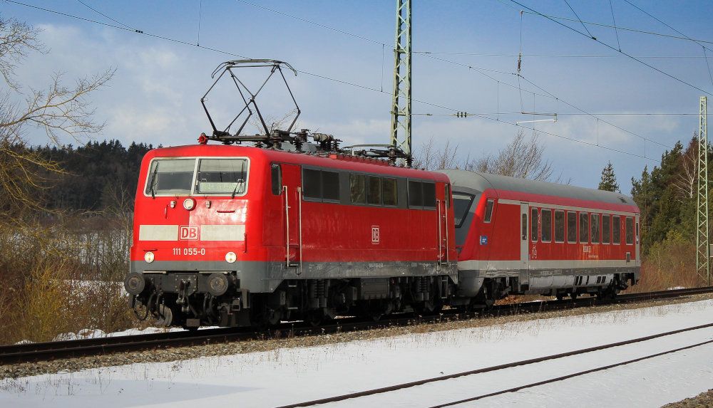 111 055-0 überführt den Steuerwagen des München-Nürnberg-Express (Gattung Bpmbdzf) in Richtung München.