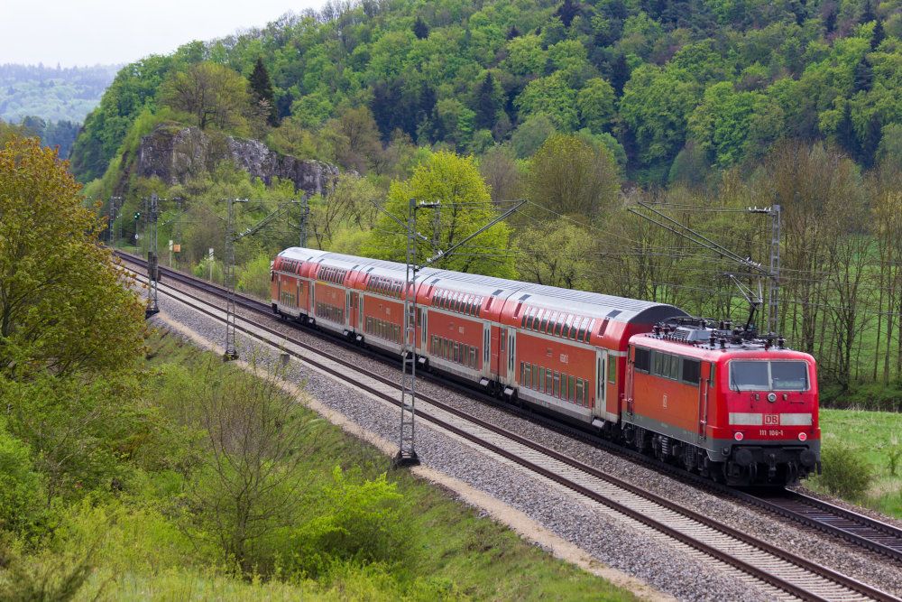 BR 111 106 fährt als Regionalexpress über Ingolstadt nach Nürnberg. Hier in der Nähe von Dollnstein am 03. Mai 2015.