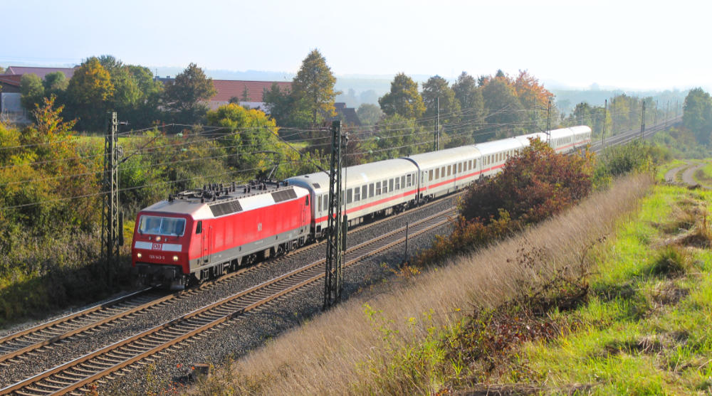 BR 120 143 rollt als Intercity an einem sonnigen Oktobernachmittag Richtung Nürnberg.